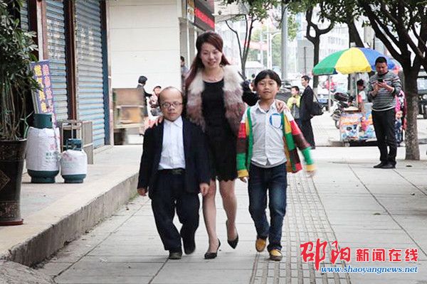 罗哲明/邵阳新闻在线讯（记者罗哲明）5月8日，一个女人和二个小男人...