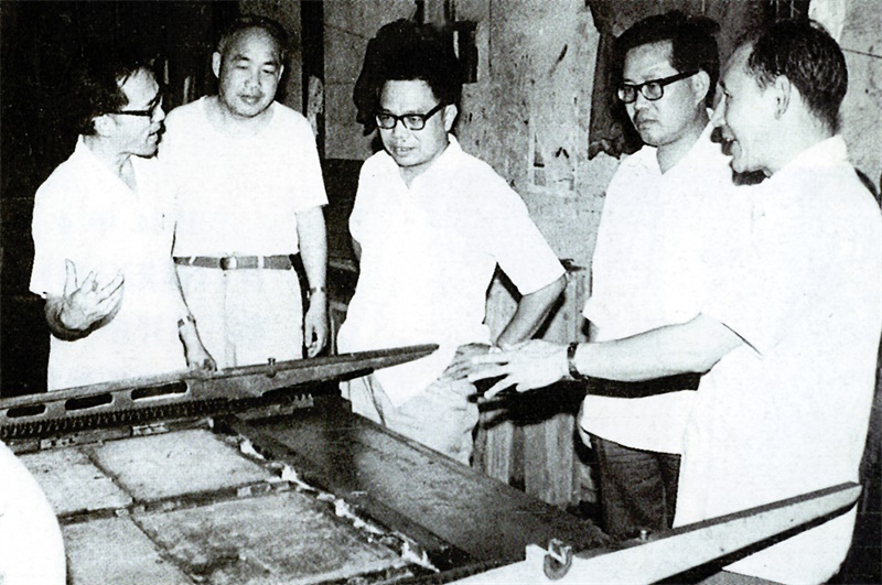 1984年5月，本报试刊期间，时任市委第一书记朱东阳(右三)、副书记马业棣(右二)，到承印本报的市印刷厂视察。