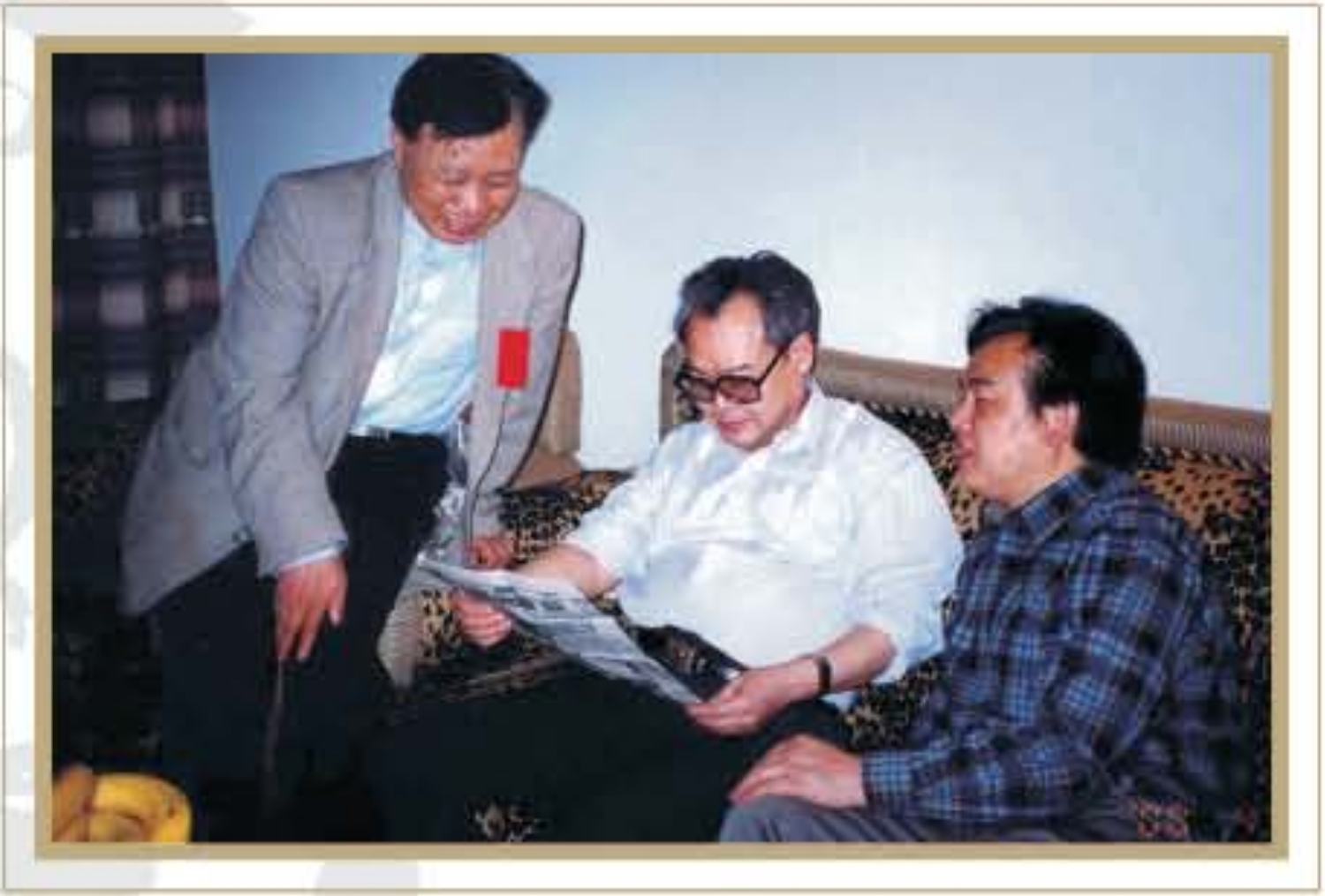 2000年4月，时任省委常委、宣传部部长文选德（中），在阅读《邵阳晚报》试刊号。