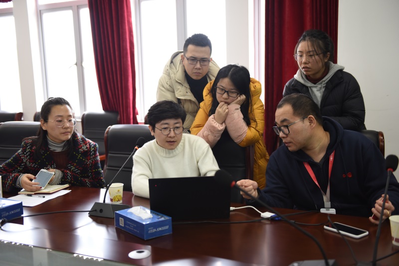 2019年，报社新媒体编辑记者接受新华社“智慧云”系统对技能培训。