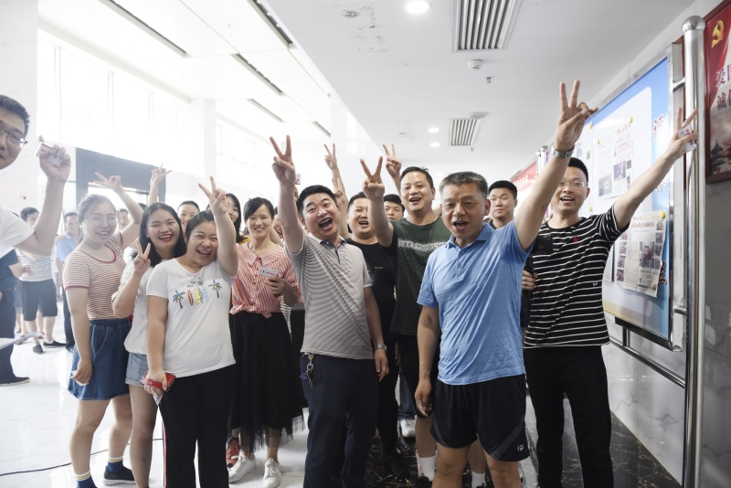 2019年6月6日，报社组织端午节爬楼活动，图为活动现场照片。