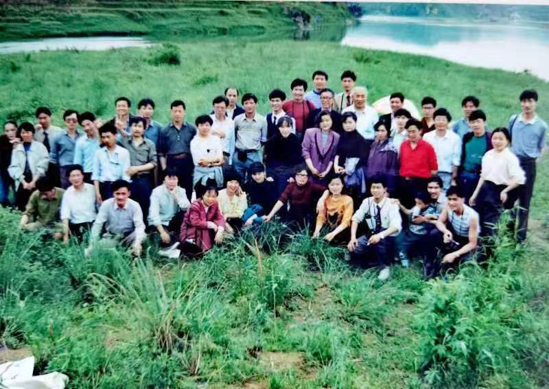 1993年五四青年节，报社青年职工在蓬莱岛野炊。