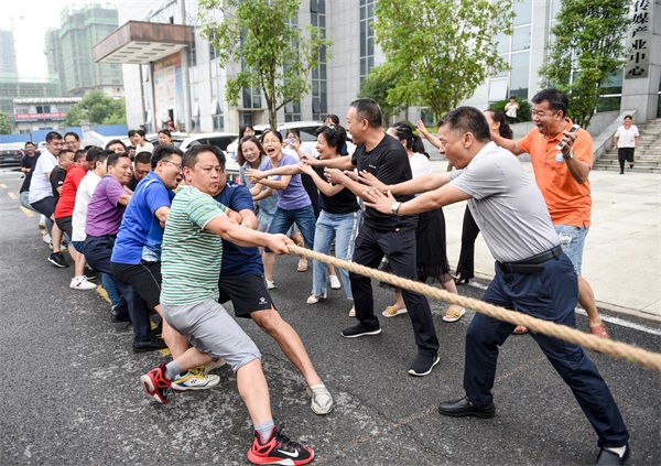 2020年6月23日，报社组织端午节拔河赛，图为活动现场照片。