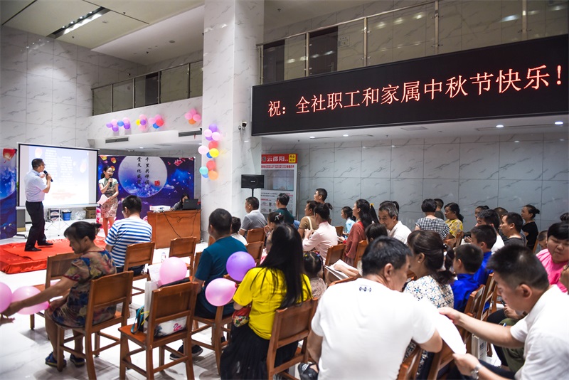 2019年9月12日，报社组织职工参与中秋诗会活动，图为现场照片。