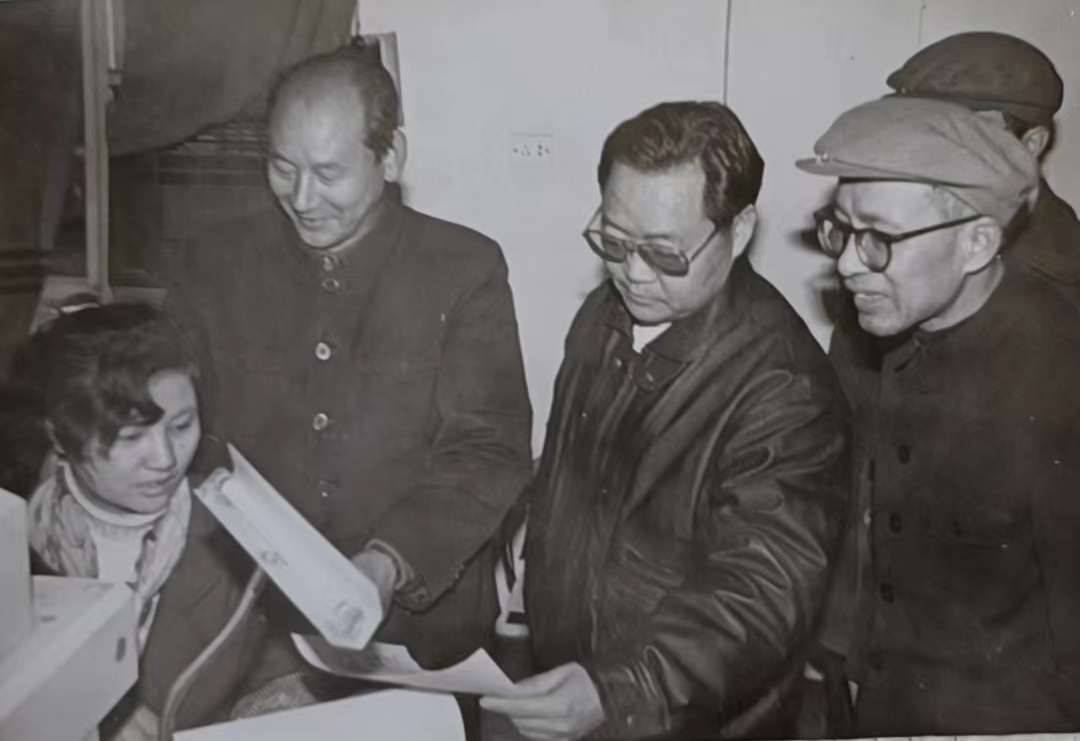 1990年，时任市长彭茂吾（右三）视察报社印刷厂。
