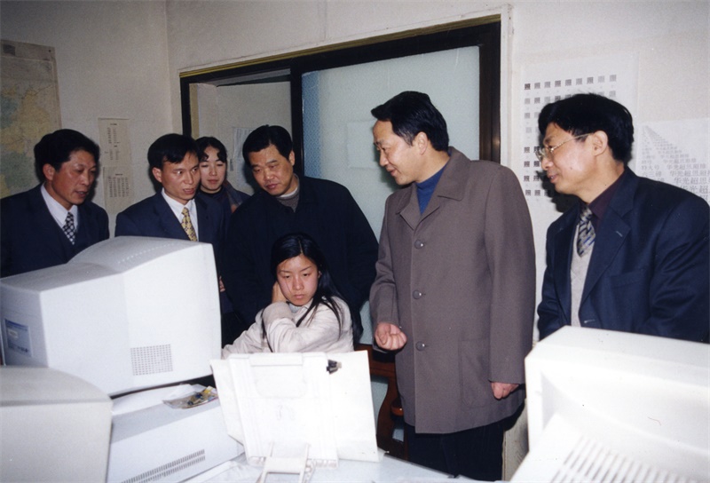 2002年2月8日，市委书记蒋建国（右二），市委常委、宣传部部长肖增奎（右三）视察本报电脑照排室。