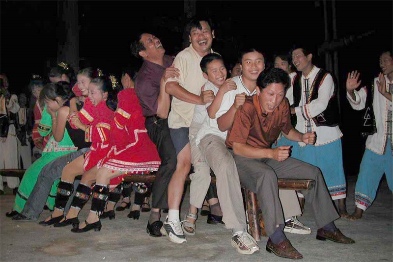 2009年，邵阳晚报领导和记者们在城步苗族自治县与苗族同胞一起参加“挤油尖”游戏。