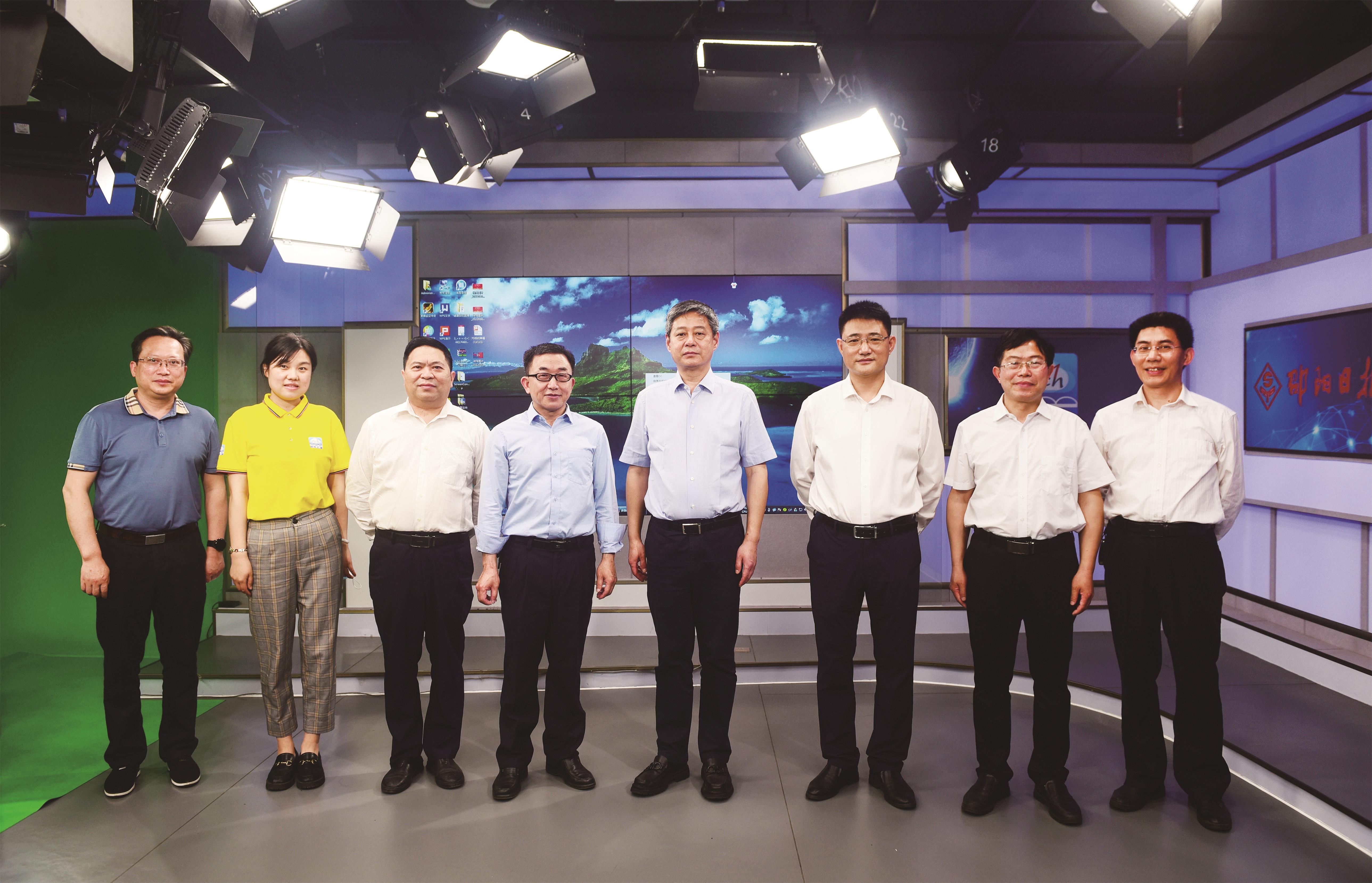 2022年4月12日，市委书记严华邵阳日报社调研