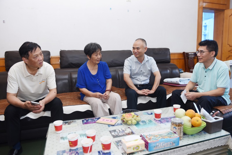 2024年6月28日，邵阳日报社开展走访慰问老党员和生活困难党员活动