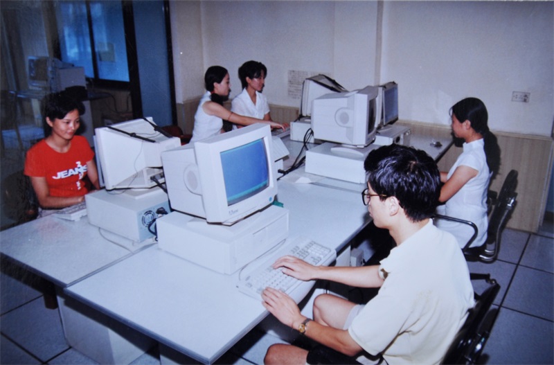 1991年7月，本报印刷厂由电脑手动照排改为激光照排印刷系统，大大改善了报纸排版、改版与拼版的质量和效率。