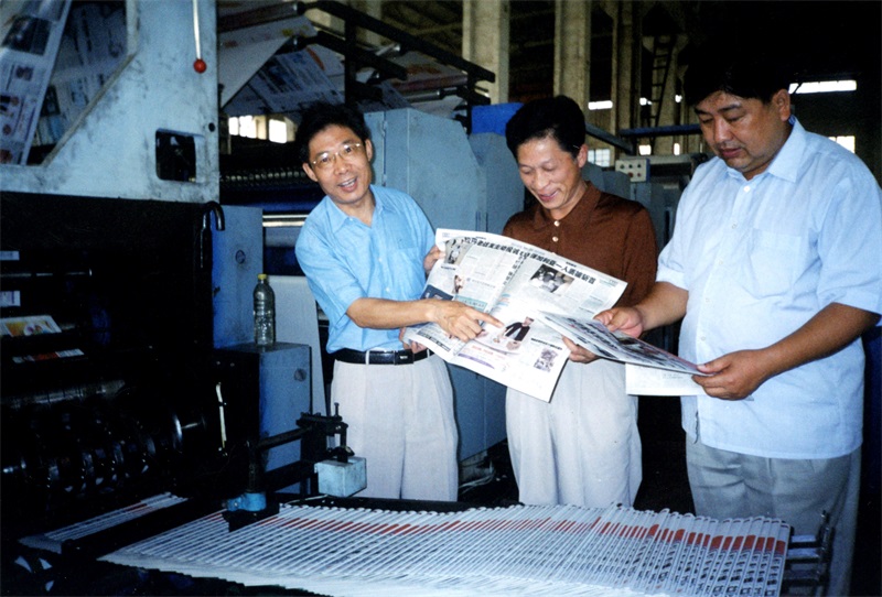 为实现本报的彩色印刷，报社2004年从江苏无锡长城机器制造有限公司购买一台九色彩色印报机。该机可一次印出2张对开单面彩报或1张对开双面彩报。
