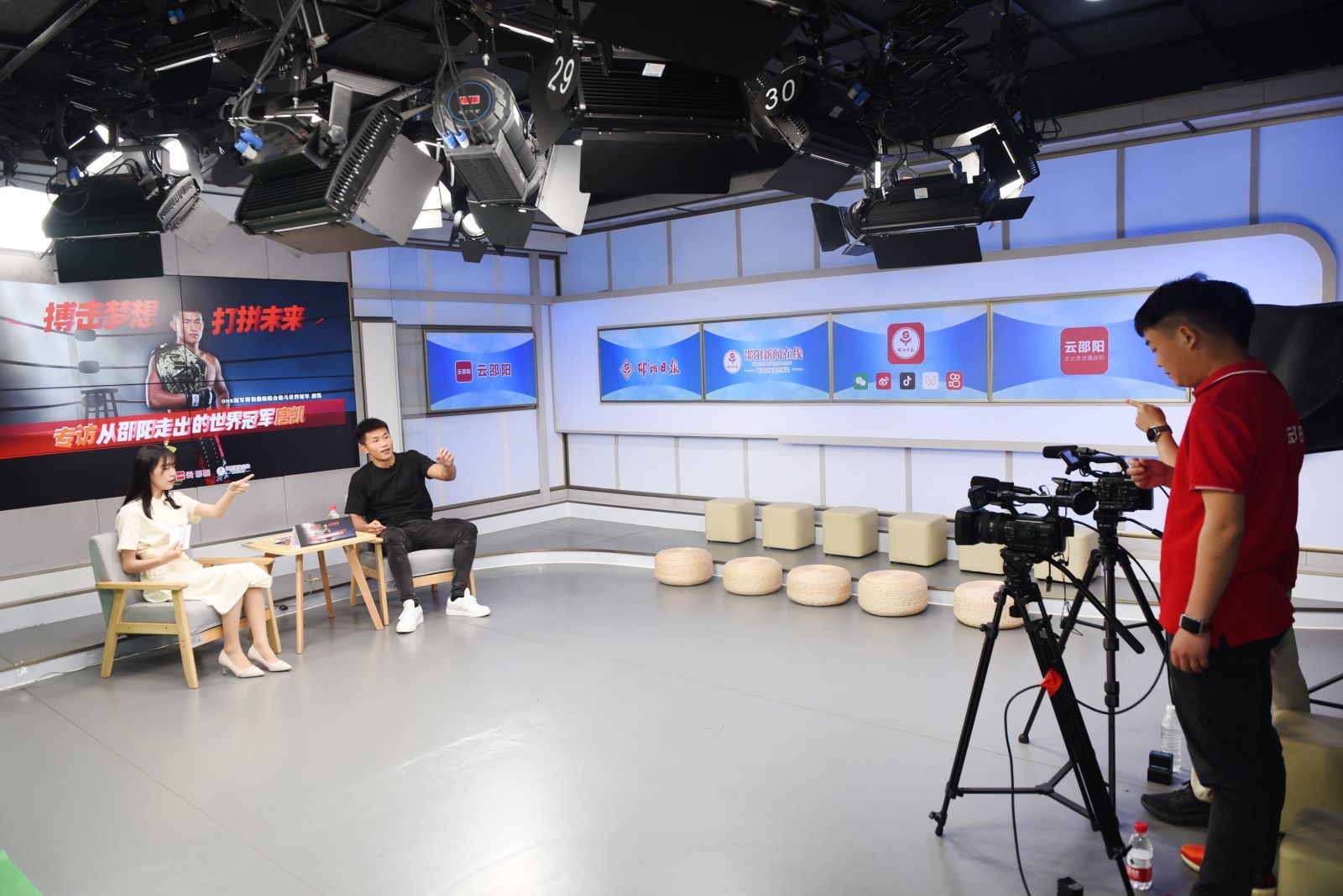 2024年4月11日，中国首个男子MMA世界冠军唐凯做客邵阳日报直播间，畅聊拼搏人生。